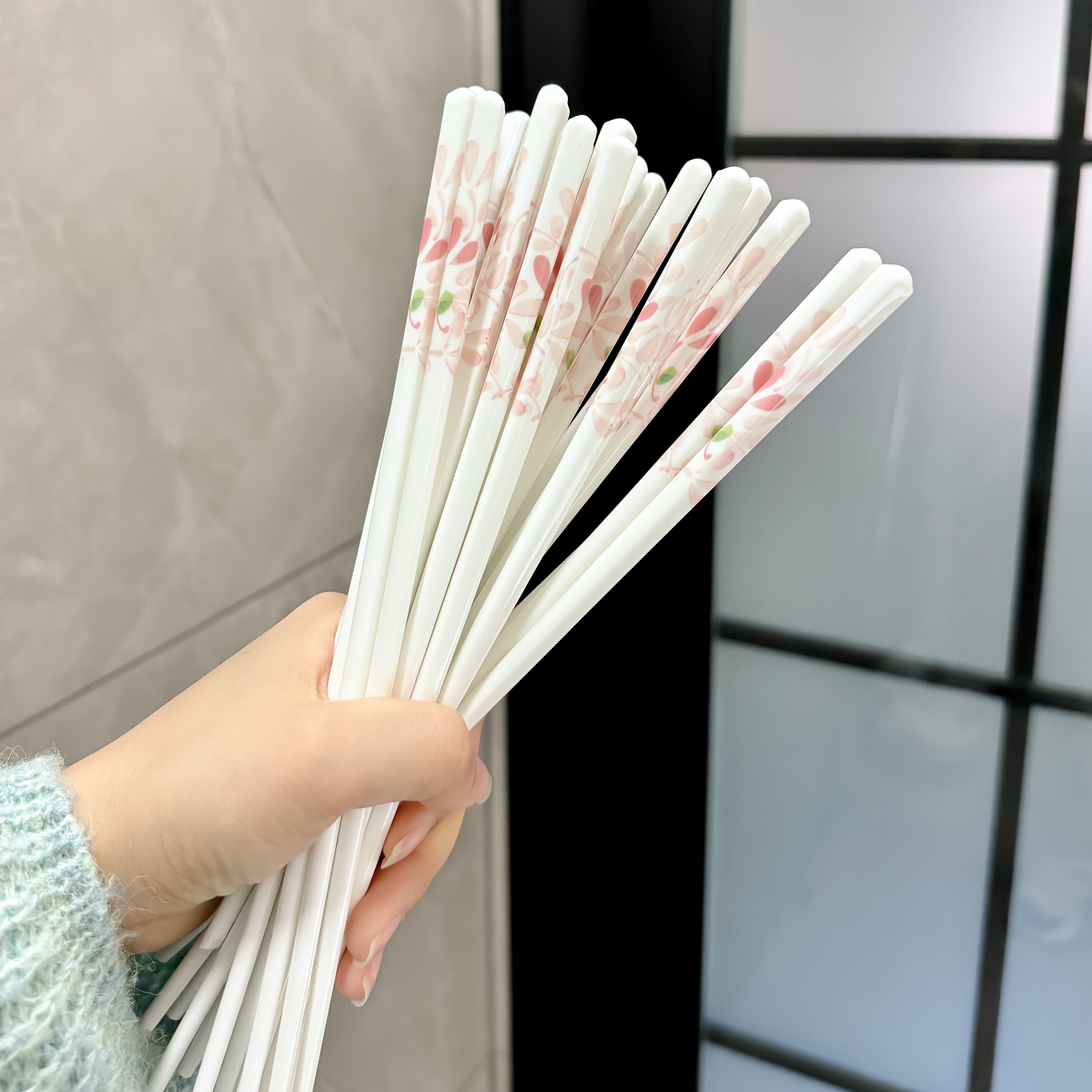 4\u002F10 Double Ceramic Chopsticks with Seasonal Floral Patterns, Aesthetically Pleasing, Non-Slip, Heat-Resistant, Clean And Hygienic, Easy to Wash, Suitable for Family Dining, Table Additions